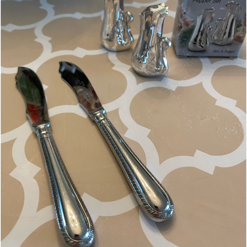 2 Silverplate Salt & pepper shakers & English silver spreaders